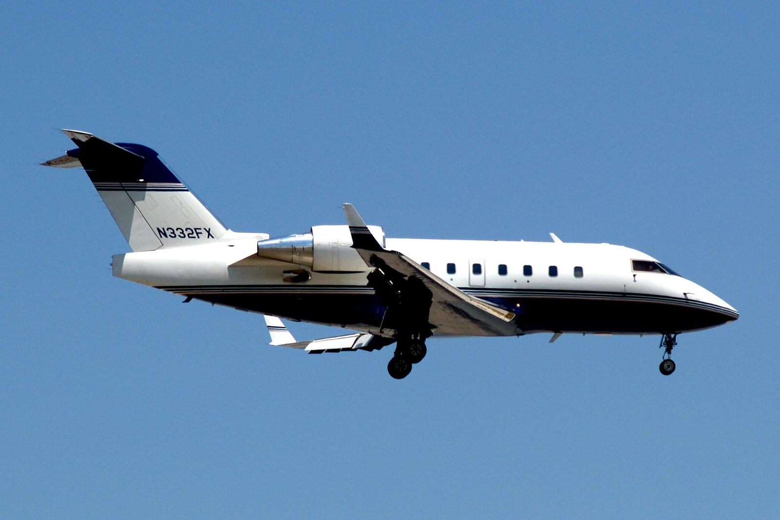Challenger 604 heavy jet